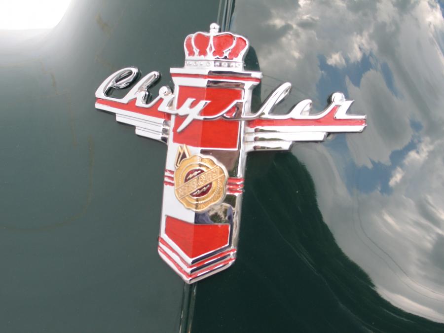 Логотип Chrysler Town & Country Convertible 1948 года  (фото 25 из 53)